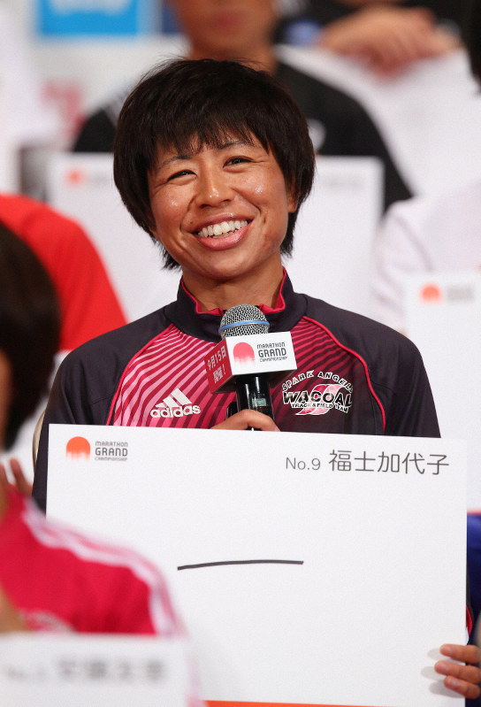 マラソングランドチャンピオンシップを前に、記者会見で「一」と書いたボードを手に笑顔を見せる福士加代子=東京都新宿区で2019年9月13日、小川昌宏撮影