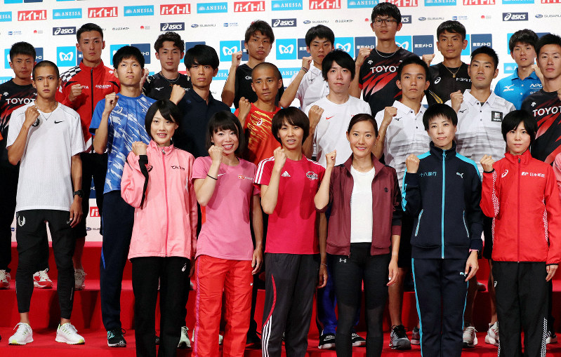 記者会見で記念撮影する大迫(中列左端)、井上(同右から3人目)、設楽(同4人目)、服部(後列左から2人目)、鈴木(前列右端)、松田(同左から2人目)=東京都新宿区で2019年9月13日午後2時52分、小川昌宏撮影