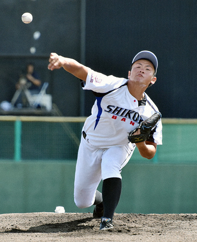 【四国銀行-JR四国】粘りの投球を見せる四国銀行の先発・菊池大樹投手=高知市大原町の高知市営球場で、北村栞撮影