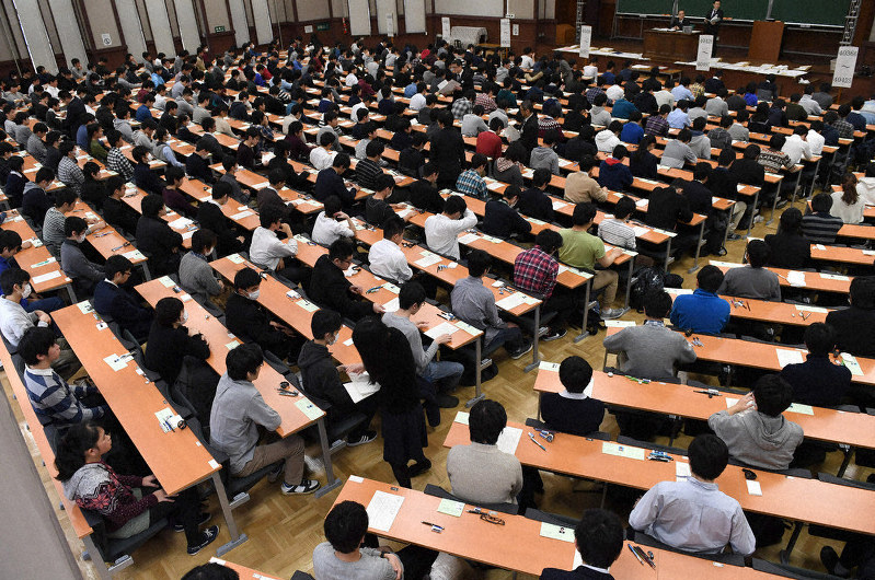 国立大学の個別試験の開始を待つ受験生たち=東京都文京区の東京大学で、丸山博撮影