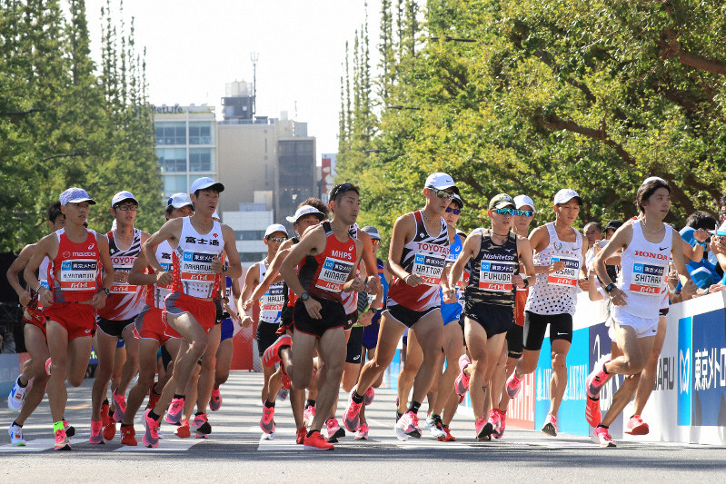 イチョウ並木を一斉にスタートする男子選手たち=東京都新宿区で2019年9月15日、梅村直承撮影