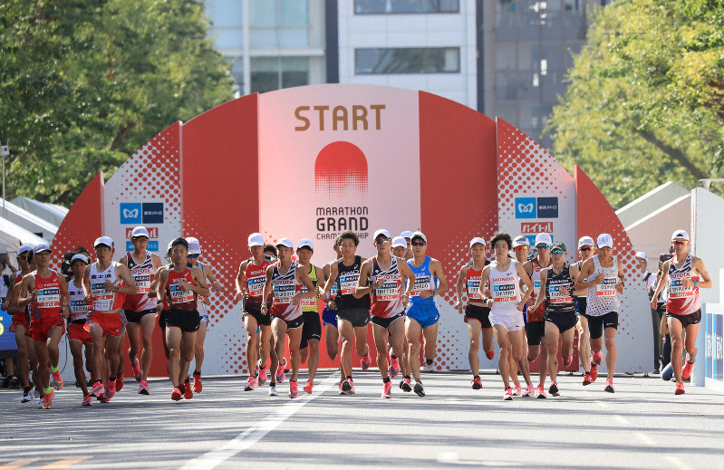 一斉にスタートする男子の選手たち=東京都新宿区で2019年9月15日午前8時52分、梅村直承撮影