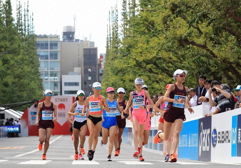 イチョウ並木を一斉にスタートする女子選手たち=東京都新宿区で2019年9月15日、梅村直承撮影