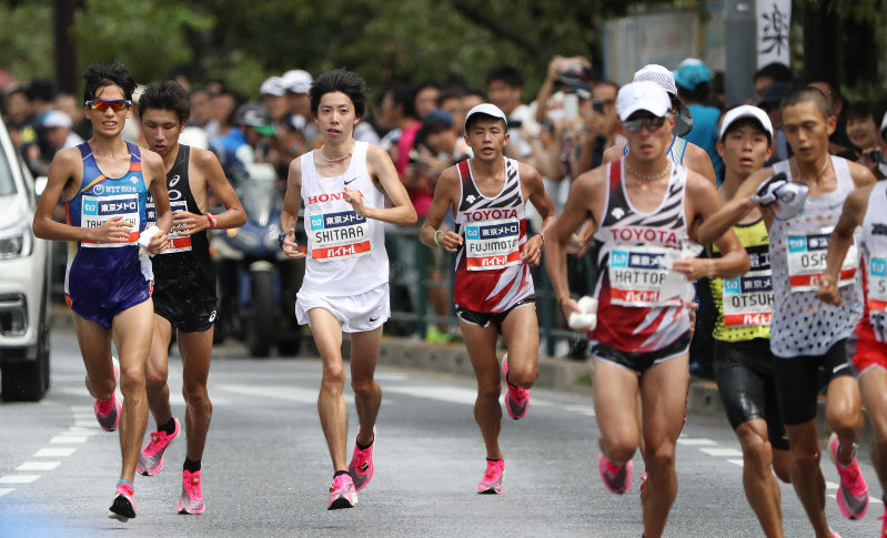 37キロ付近、大迫傑(右)ら集団に抜かれる設楽悠太(左から3人目)=東京都内で2019年9月15日(代表撮影)