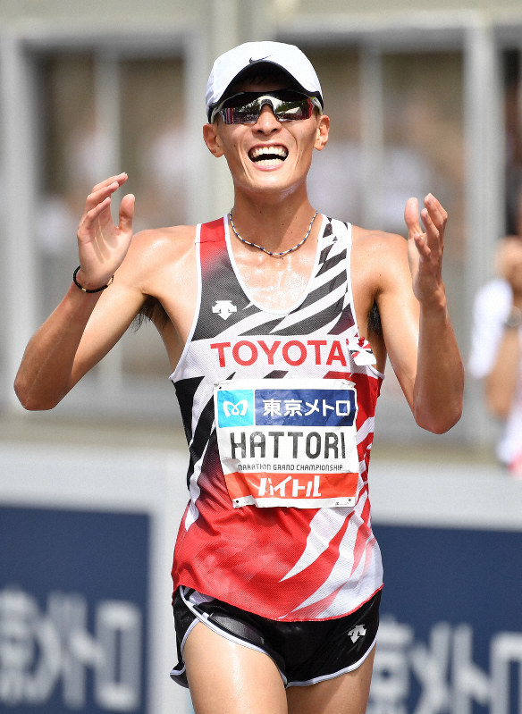 男子2位でフィニッシュする服部勇馬=東京都港区で2019年9月15日、宮間俊樹撮影