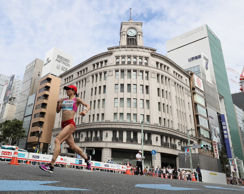 銀座の街を力走する松田瑞生=東京都中央区で2019年9月15日、吉田航太撮影