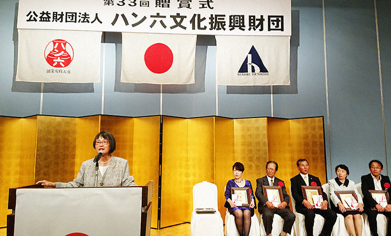 「背中を押してもらった気分」と受賞の喜びを語る猪飼由利子さん=大津市浜町の琵琶湖ホテルで、竹中拓実撮影