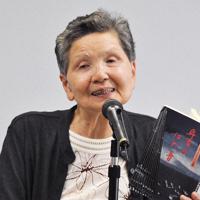 京都府立医大生らに平和の大切さを訴える東世津子さん＝京丹後市丹後町で、塩田敏夫撮影