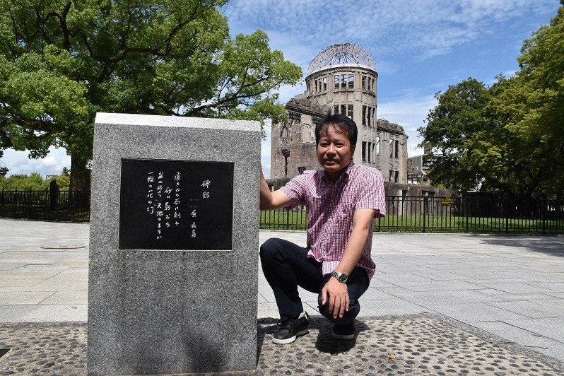 原爆ドームそばにある被爆詩人・作家の原民喜の石碑。大牟田聡さんは「家に全集があり、父に勧められて作品を読んだ」と懐かしむ=広島市中区の平和記念公園で、元田禎撮影