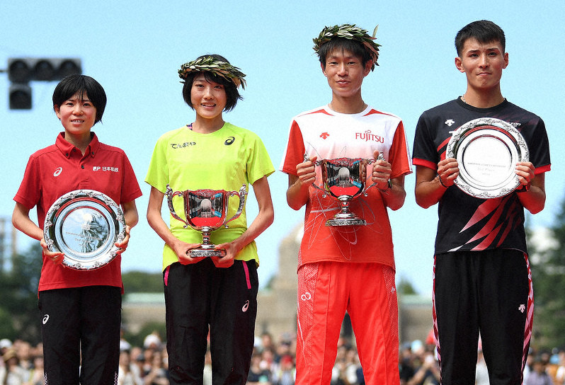 表彰式で記念撮影する男子1位の中村匠吾(中央右)、同2位の服部勇馬(右端)、女子1位の前田穂南(中央左)、同2位の鈴木亜由子=東京都港区で2019年9月15日、久保玲撮影