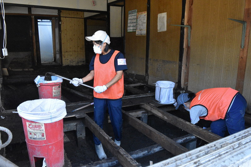 被害住宅で床下の泥をかき出すボランティアたち=岡山県新見市西方で2019年9月13日午後1時46分、林田奈々撮影