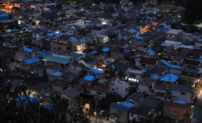 台風15号で被害を受け、屋根にブルーシートが掛けられた住宅。一部の地区ではいまだに停電が続いている＝千葉県鋸南町で2019年9月16日午後6時10分、佐々木順一撮影
