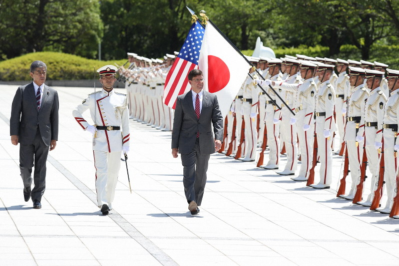 栄誉礼を受けるエスパー米国防長官(中央)と岩屋毅防衛相=東京都新宿区の防衛省で2019年8月7日、小川昌宏撮影