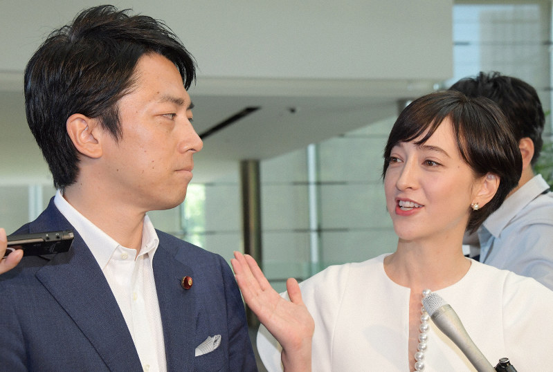 自民党の小泉進次郎衆院議員(左)との結婚について記者団の質問に答える滝川クリステルさん=首相官邸で2019年8月7日、川田雅浩撮影