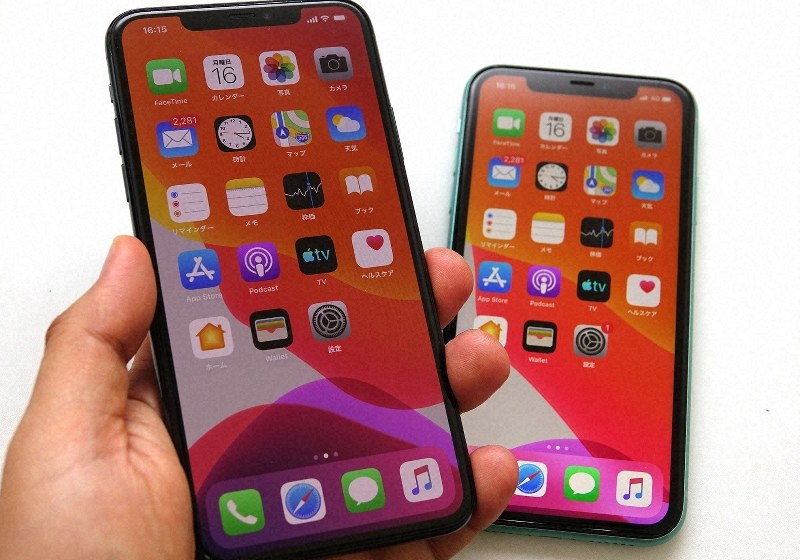 iPhone 11プロマックス(左)とiPhone 11