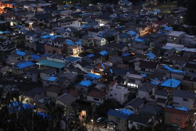 台風15号で被害を受け、屋根にブルーシートが掛けられた住宅。一部の地区ではいまだに停電が続いている＝千葉県鋸南町で16日午後６時10分、佐々木順一撮影