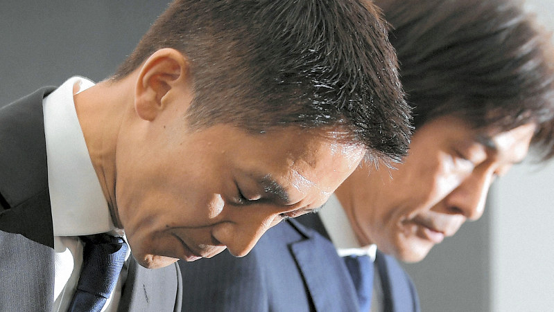 記者会見で謝罪するリクルートキャリアの小林大三社長(左)と浅野和之執行役員=東京都千代田区で8月26日、手塚耕一郎撮影