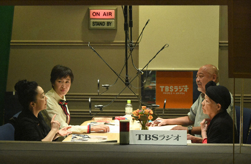 収録に臨む中村メイコ(手前右)。手前左はゲストで演歌歌手の石川さゆり。TBSラジオでは22日に放送される=東京都港区で