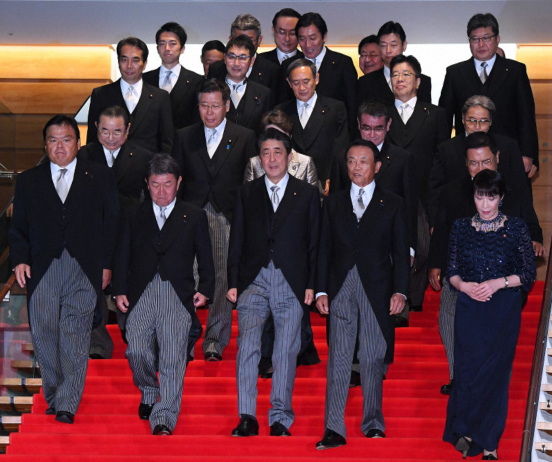 初閣議を終えて、記念撮影に向う安倍晋三首相(手前中央)と新閣僚たち=首相官邸で2019年9月11日、北山夏帆撮影