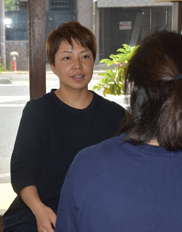 「ゆずりは」支援スタッフの広瀬朋美さん。悩む親の支援を続けている=東京都国分寺市で