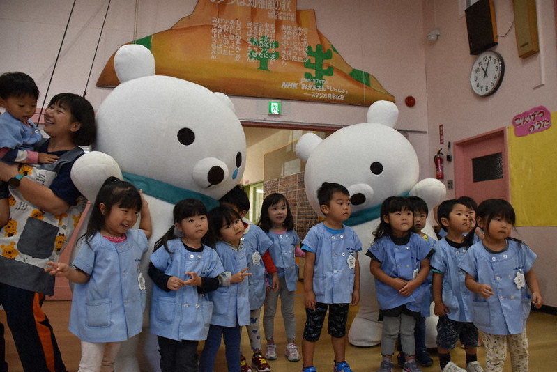 そらべあ基金のキャラクターと遊ぶ札幌みづほ幼稚園の園児たち=札幌市厚別区で