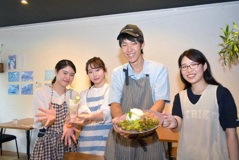 「学生一日店長」を務めた府立大の学生たち=京都府舞鶴市で、行方一男撮影