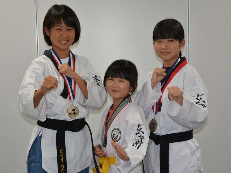 テコンドー３姉妹 世界目指す 全日本ジュニア 姉２人が準優勝 飯塚市長に報告 福岡 毎日新聞