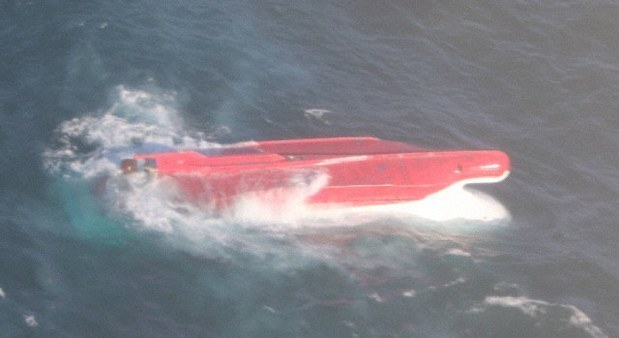 北海道根室市の納沙布岬の東約610キロの太平洋で発見された第65慶栄丸とみられる船=第1管区海上保安本部提供