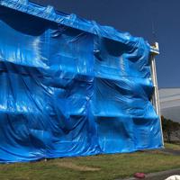 ガラスが割れるなど大きな被害が出た都立大島海洋国際高の校舎。窓はブルーシートで覆われていた＝10日撮影（東京都教委提供）