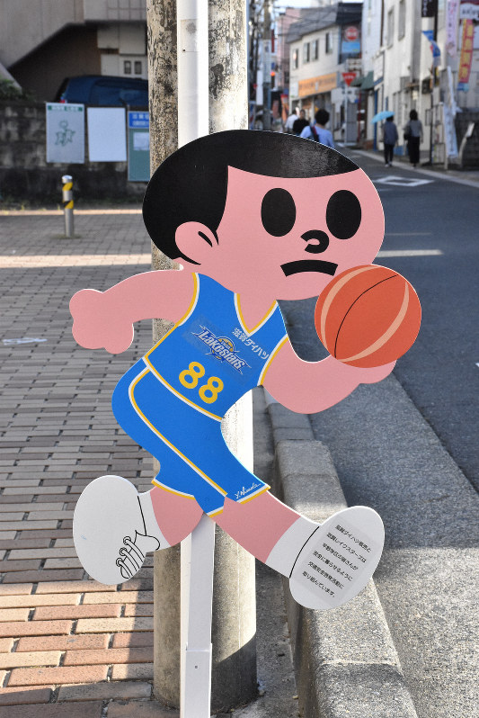 設置されたレイクスオリジナル飛び出し坊や=大津市馬場1の市立平野小正門前で2019年9月18日午後3時55分、菅健吾撮影