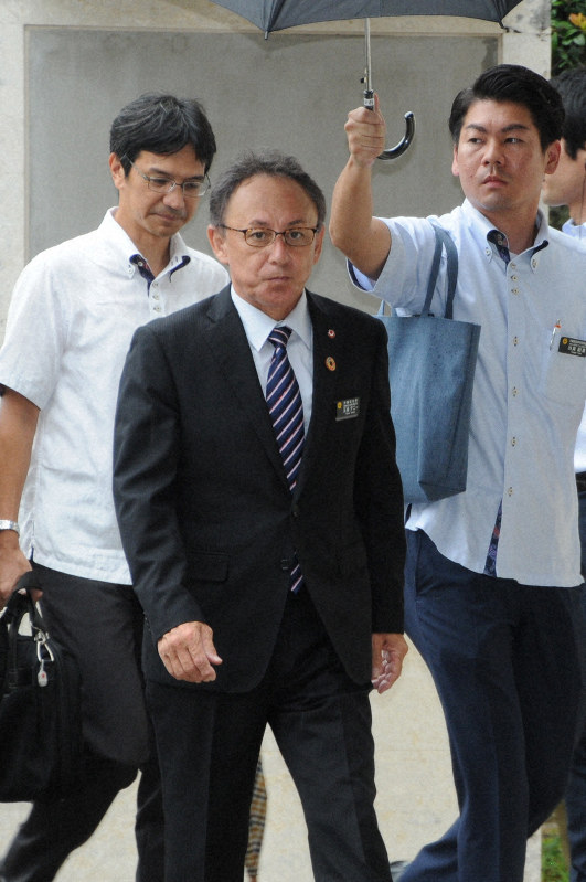 沖縄県の弁護団らとともに福岡高裁那覇支部に入る玉城デニー知事(中央)=那覇市で2019年9月18日午後1時55分、遠藤孝康撮影