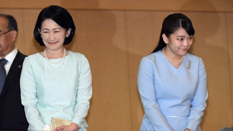 横浜能楽堂特別企画公演「大典 奉祝の芸能」の鑑賞に臨まれる秋篠宮妃紀子さまと長女眞子さま=横浜市西区で2019年6月2日、根岸基弘撮影