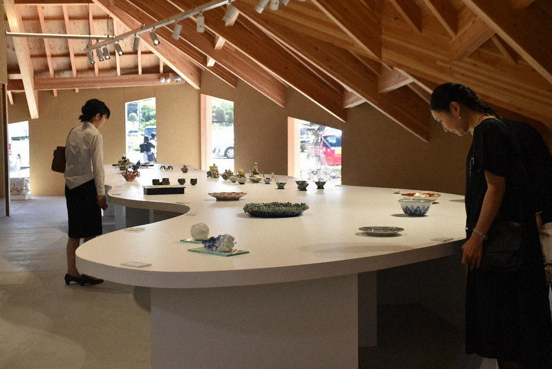 「カラフル・オーナメント・オブジェ・クタニ」展の会場=石川県小松市若杉町のセラボ・クタニで、日向梓撮影