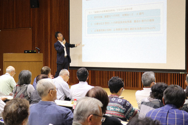 水道料金の値下げについて説明する読谷山市長