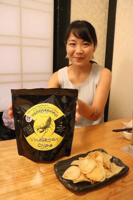 「厄介者のスムシを甑島の名物に」とビネガロン・チップスをPRする純浦さん