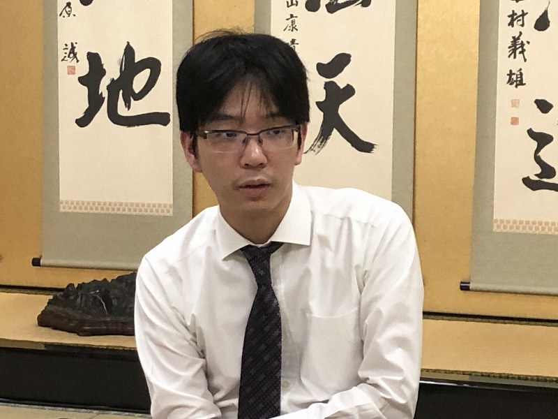 王将戦リーグの開幕戦で勝利した豊島将之名人=大阪市福島区の関西将棋会館で2019年9月18日、新土居仁昌撮影