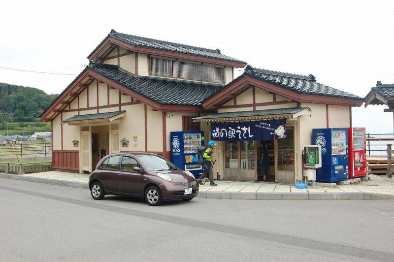 隣のトイレ棟(写真左)よりも売店が小さい「道の駅 江差」=北海道江差町で