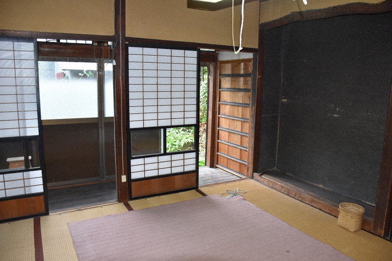 人が隠れる空間などがある古民家=青森県弘前市森町で