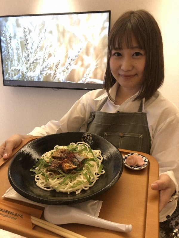 国産麦を使った各地の麺料理やパンが週替わりで楽しめる=東京都千代田区神田小川町2