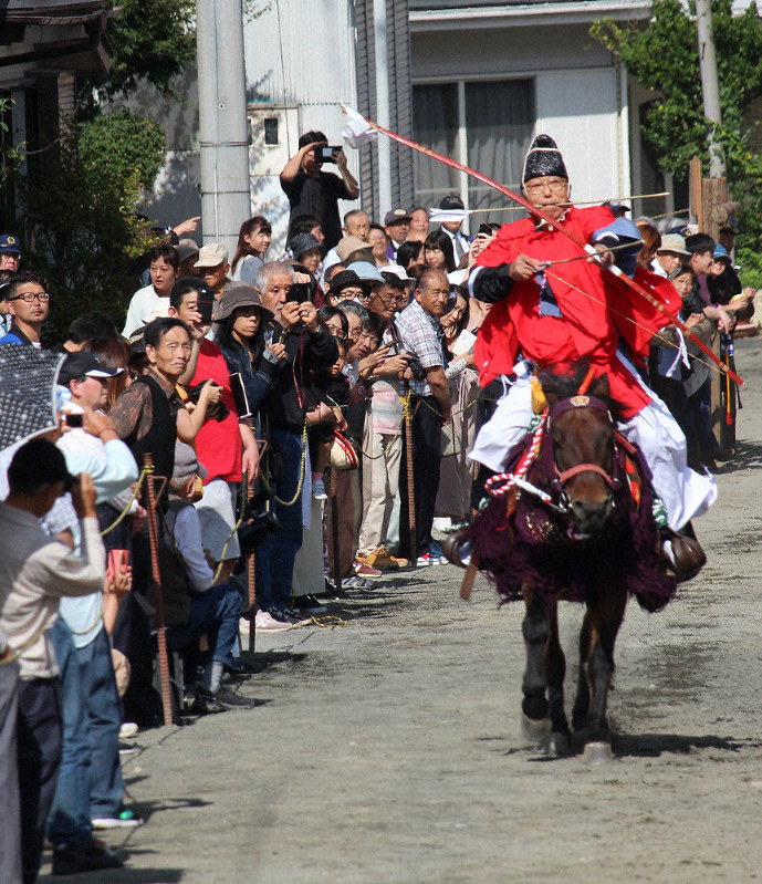 疾走した馬の馬蹄跡で吉凶を占う小室浅間神社の流鏑馬=山梨県富士吉田市で