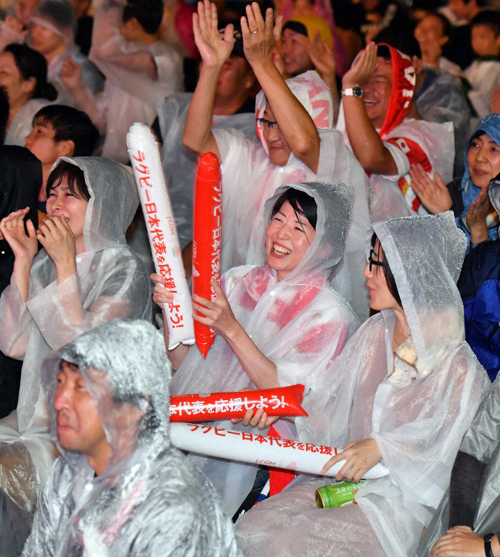 ファイトあふれるプレーを 逆転トライにハイタッチ 東大阪ファンゾーン ラグビーw杯開幕 毎日新聞