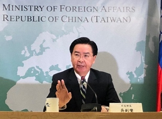 キリバスとの断交を受け、記者会見する台湾の呉釗燮外交部長=台北市の外交部で2019年9月20日、陳瑞涓撮影