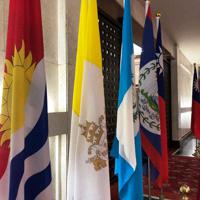 台湾外交部の正面玄関には、外交関係があるすべての国の国旗が飾られている。左端のキリバス国旗は近く撤去される見通し＝2019年9月20日午後、陳瑞涓撮影