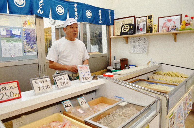 創業100年の「浪速總本店西内製麺所」の西内章男さん=大阪市西区九条2で、亀田早苗撮影