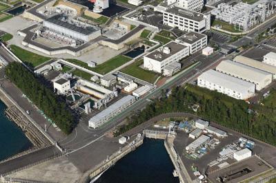 九州電力の川内原発１号機（後方右）。テロ対策施設の完成が遅れ、期限に間に合わなければ運転が停止される＝鹿児島県薩摩川内市で、本社ヘリから須賀川理撮影