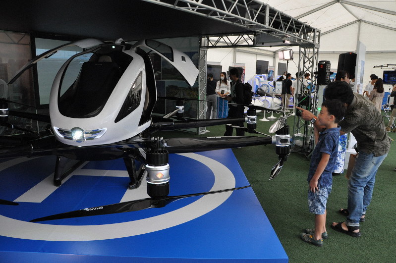 イベントで 人を運ぶドローン など展示 クリエーティブなまち 福岡発信 毎日新聞