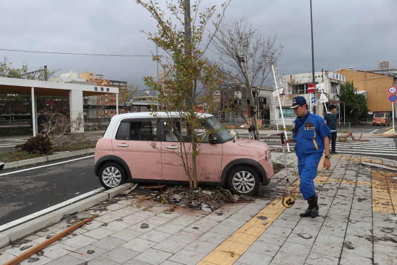 宮崎で竜巻か 車が横転 屋根飛んだ Jrで停電 運転見合わせ 写真特集2 7 毎日新聞 宮崎で竜巻か 車が横転 屋根飛んだ Jrで停電 運転見合わせ 写真特集2 7 毎日新聞