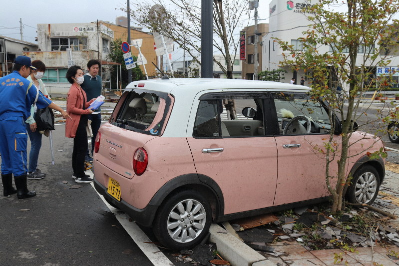 宮崎で竜巻か 車が横転 屋根飛んだ Jrで停電 運転見合わせ 写真特集4 7 毎日新聞 宮崎で竜巻か 車が横転 屋根飛んだ Jrで停電 運転見合わせ 写真特集4 7 毎日新聞
