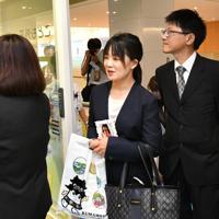 熊本地震後に転院を余儀なくされて亡くなり、震災関連死と認定された宮崎花梨ちゃんの両親も遺影を手に新設された「こども外来」などを見学した＝熊本市東区東町の熊本市民病院で2019年9月21日、清水晃平撮影