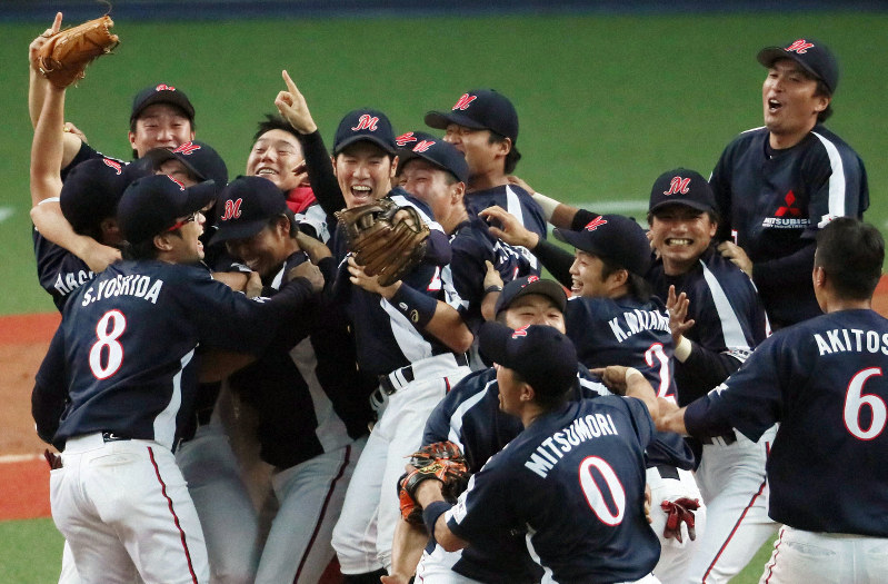 【三菱重工名古屋2-1JFE西日本】初優勝し、マウンド上で喜び合う三菱重工名古屋の選手たち=京セラドーム大阪で2018年11月12日、幾島健太郎撮影
